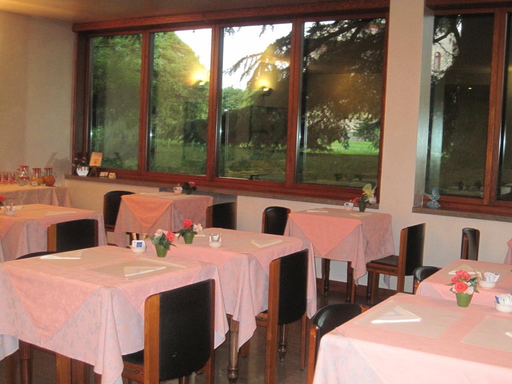 Albergo Villa & Roma Pallazzolo sull'Oglio Luaran gambar