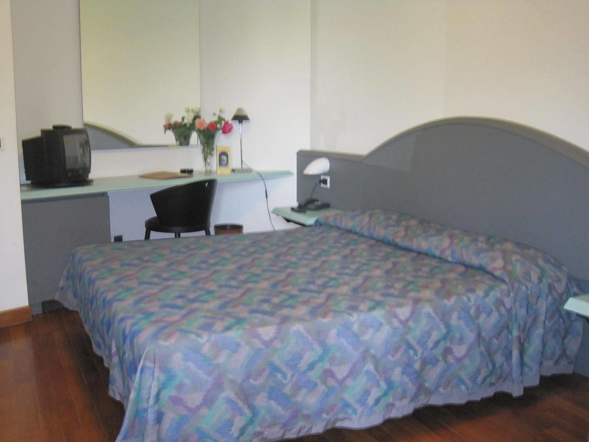 Albergo Villa & Roma Pallazzolo sull'Oglio Luaran gambar